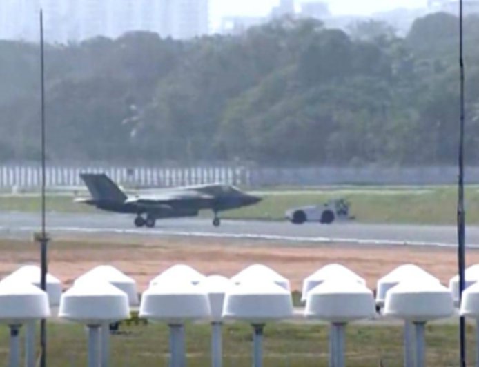 停机坪停放三周后 英国滞留印度F-35B被拖入机库