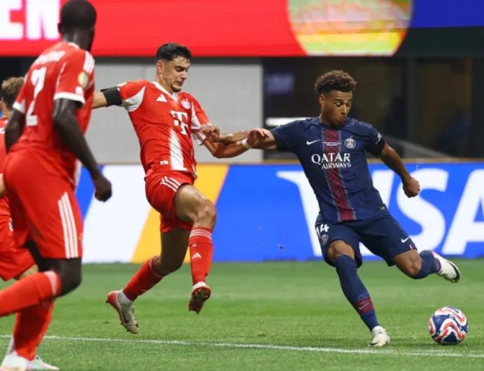 九人巴黎圣日耳曼队以2-0狂胜拜仁慕尼黑队，晋级世俱杯半决赛