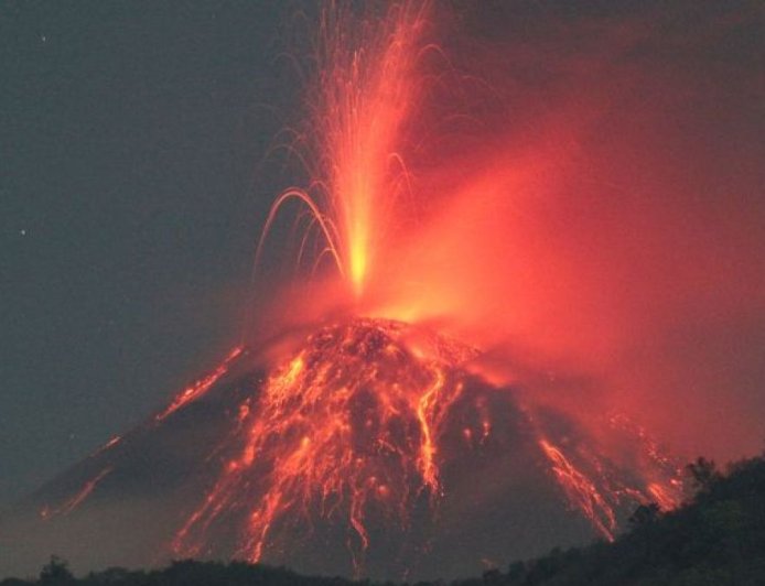 印度尼西亚勒沃托比-拉基拉基火山喷发