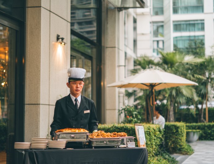 星级酒店摆摊，抢小摊贩的生意？