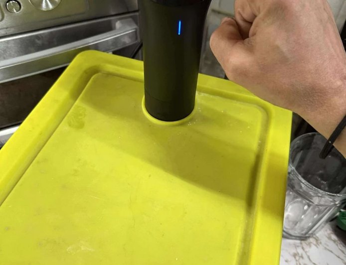苹果 iPhone 换屏第一步新招：隔水慢煮软化粘合剂，以打开后盖