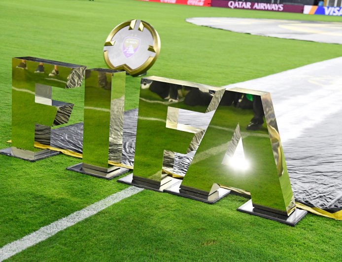 世俱杯奖杯：镀金工艺与航天器灵感的完美融合