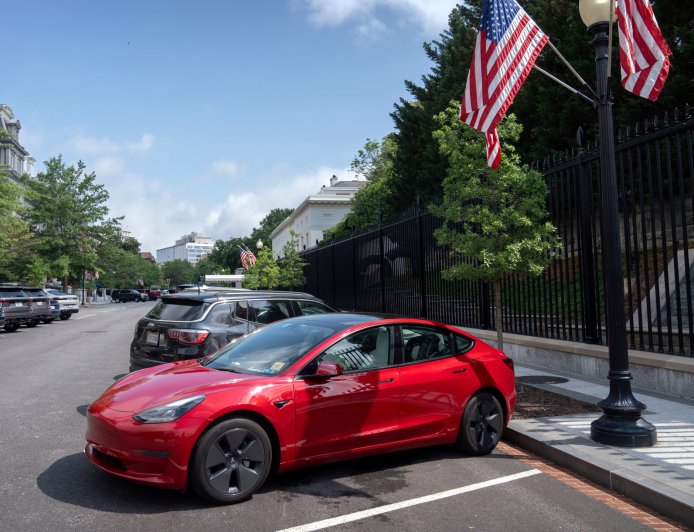 视频曝光特斯拉自动驾驶出租车失误频发