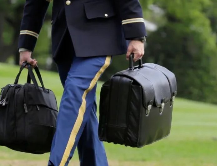 零时：公文包里的世界末日