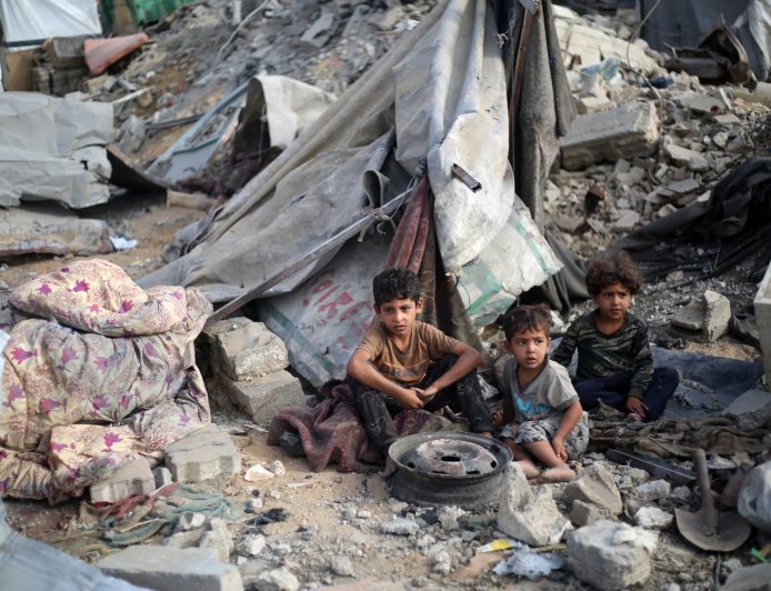 以色列袭击致82人丧生，加沙停火谈判与强制迁移计划同步推进