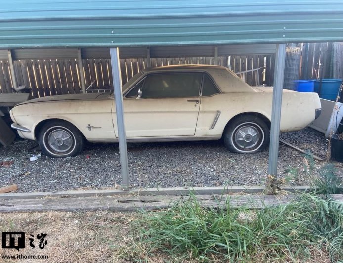 1965 年初代福特野马 Mustang Coupe“车房宝物”现身:搭直列六缸发动机,报价 1 万美元