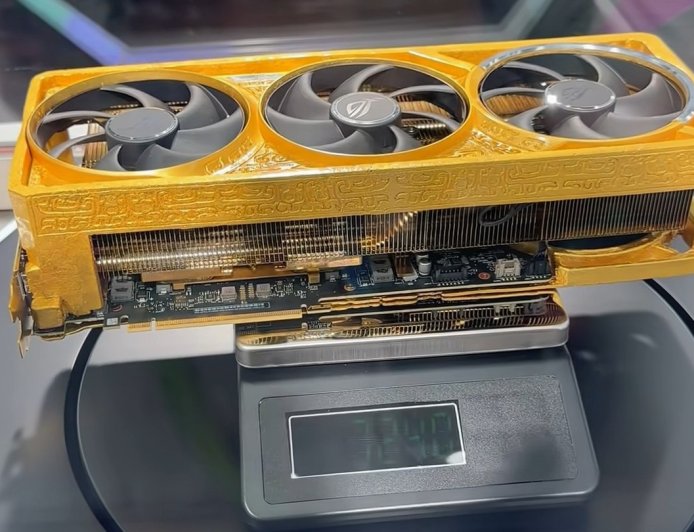 5kg 真金打造 500 万元“卡皇”,华硕展示 ROG 夜神 RTX 5090 D 黄金显卡