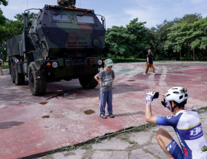 台湾在备受关注的年度演习中部署先进美制火箭弹系统