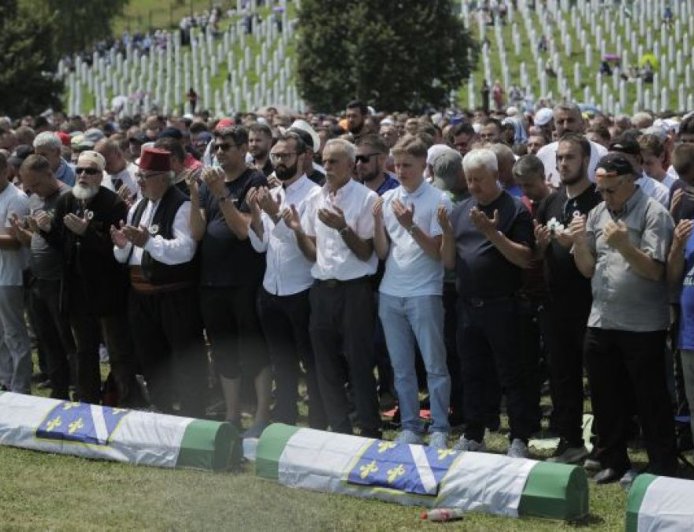 斯雷布雷尼察大屠杀：玷污现代欧洲历史的罪行