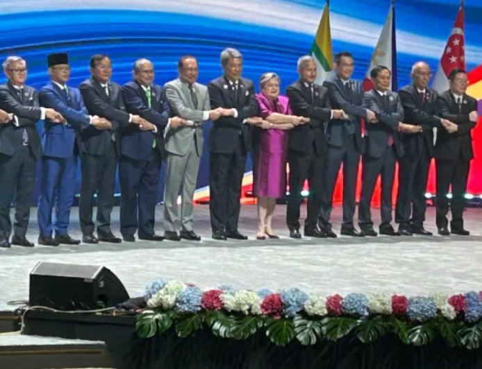 东盟峰会在两极分化担忧中加强经济伙伴关系