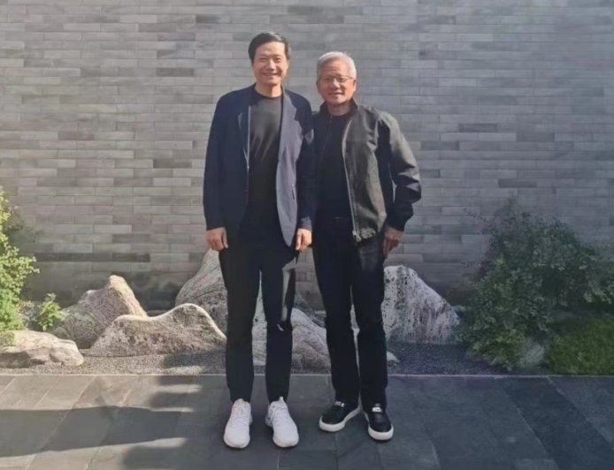 英伟达 CEO 黄仁勋今年第三次来华，与小米创始人雷军亲密合影曝光