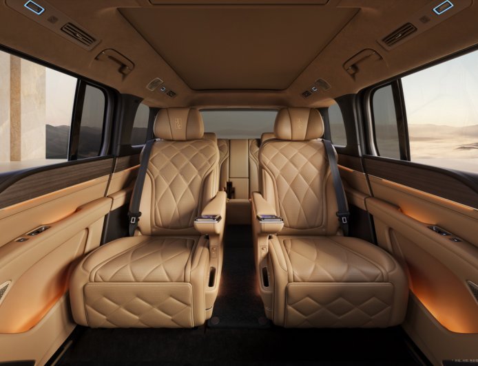 比亚迪仰望 U8L 内饰亮相：轴距 3250mm 三排布局，下半年上市