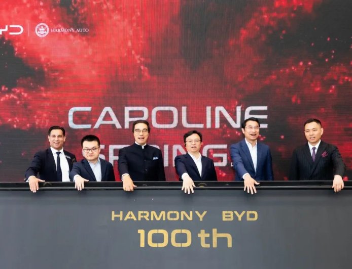 王传福为和谐比亚迪海外第 100 家店 Caroline Springs 开业授牌，亲手交付新店首位车主
