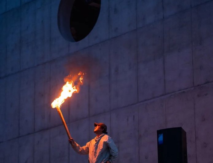 拍出豆瓣9.4的他，在网红海滨“发疯”