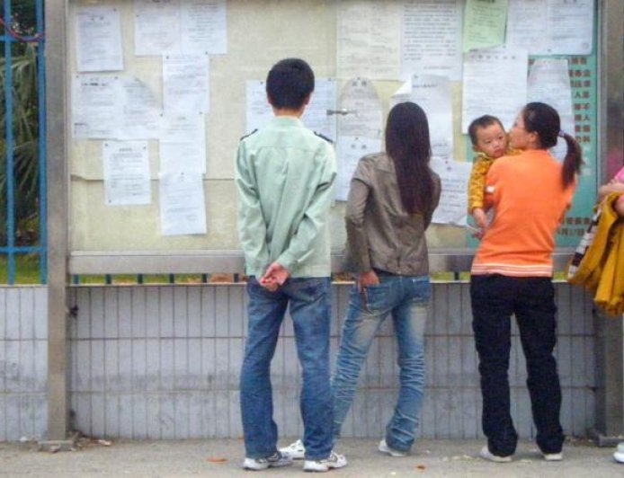 “没有社保，不敢生病，只能打工”，农村大龄女工的养老困境