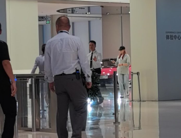 网传比亚迪 CEO 王传福现身小米汽车工厂，雷军亲自陪同