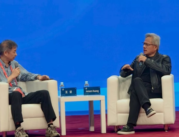 穿回黑色皮衣的黄仁勋与王坚“炉边对话”：有点“嫉妒年轻一代”