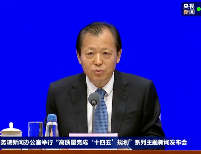 全球最大高速铁路网、高速公路网和邮政快递网,我国高铁营业里程占世界 7 成以上