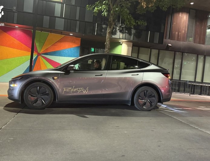 特斯拉 Robotaxi 无人驾驶出租车体验升级：可精确停靠在用户手机所在位置