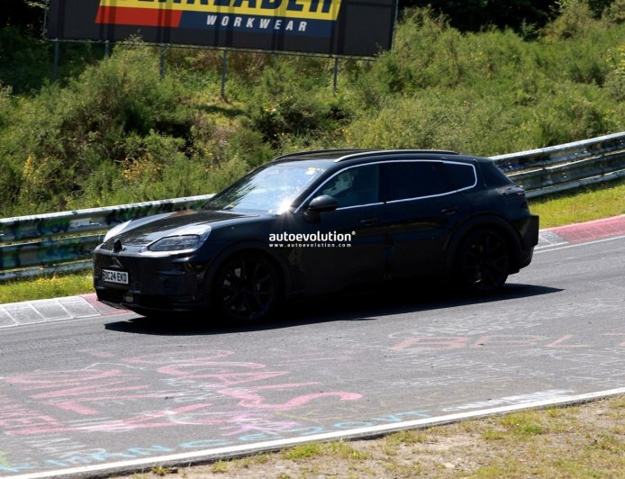 “扮猪吃老虎”,宾利全新豪华 SUV 伪装成保时捷纯电卡宴在纽北路试