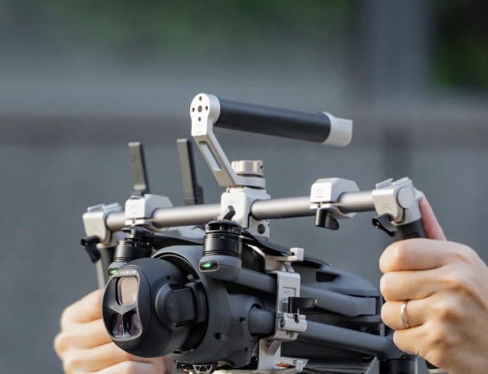 无人机也能当手持相机用，铁头推出 899 元大疆 Mavic 4 Pro 专用拍摄拓展套件