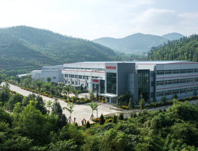 农夫山泉4.5倍高价在美国买地，美国网友吵翻了