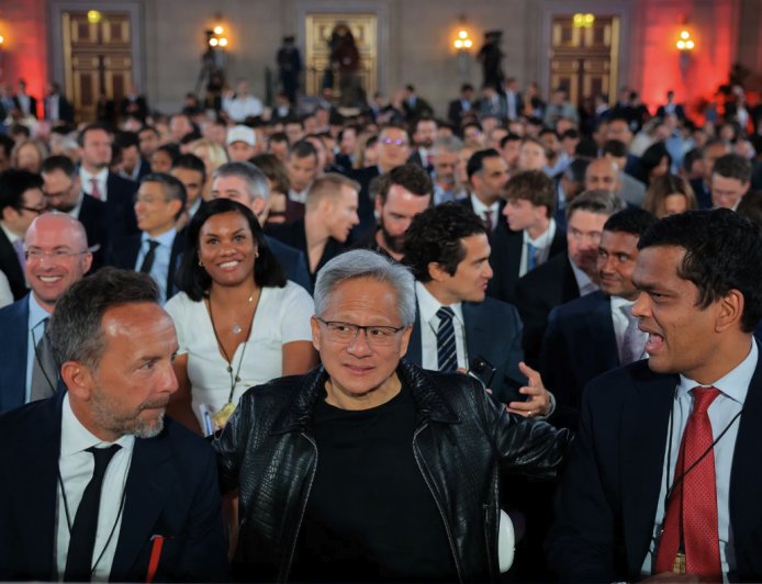 特朗普大赞黄仁勋：曾考虑拆分英伟达但发现做不到