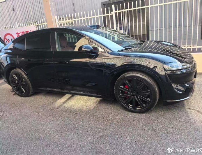 鸿蒙智行 2025 款智界 R7 实车曝光：车标全面上车、车灯样式优化