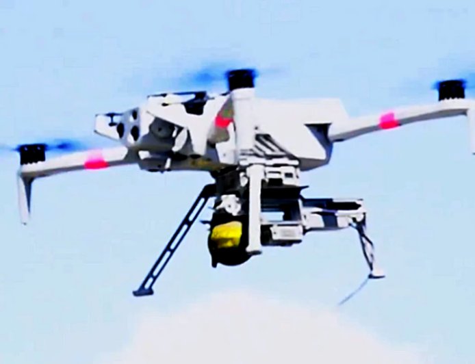 落后全球趋势 美军高调展示无人机投掷手榴弹