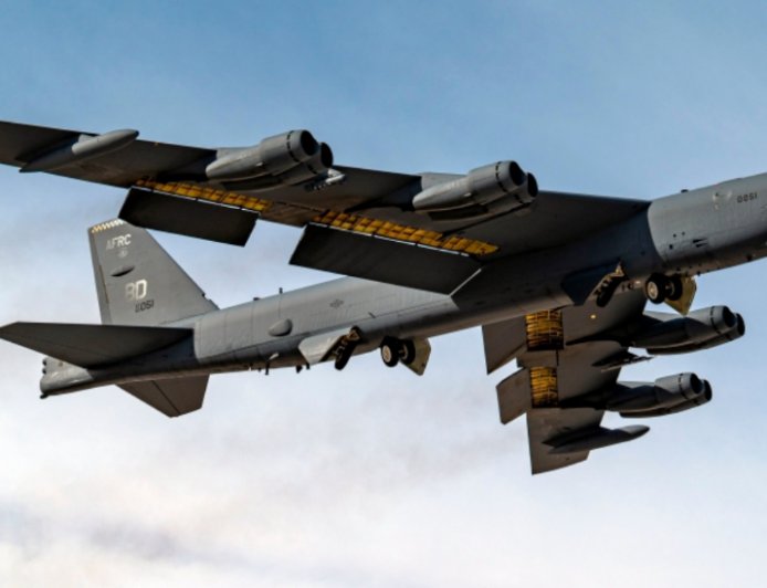 美客机险些与B-52轰炸机相撞 美军方负全责？