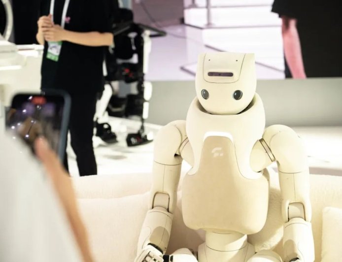 傅利叶人形机器人 GR-3 首秀：主打交互陪伴，柔肤软包覆材设计