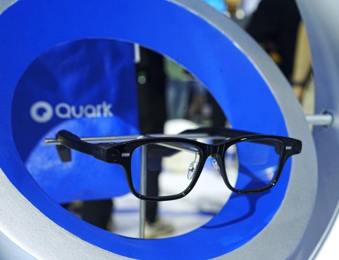 阿里首款自研夸克 AI 眼镜亮相，内置支付宝“看一下支付”