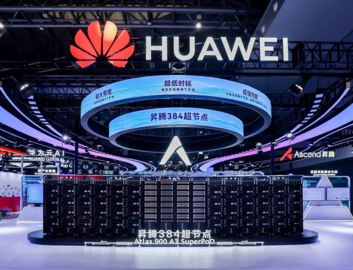 华为首次线下展出昇腾 384 超节点：业界最大规模 384 卡高速总线互联