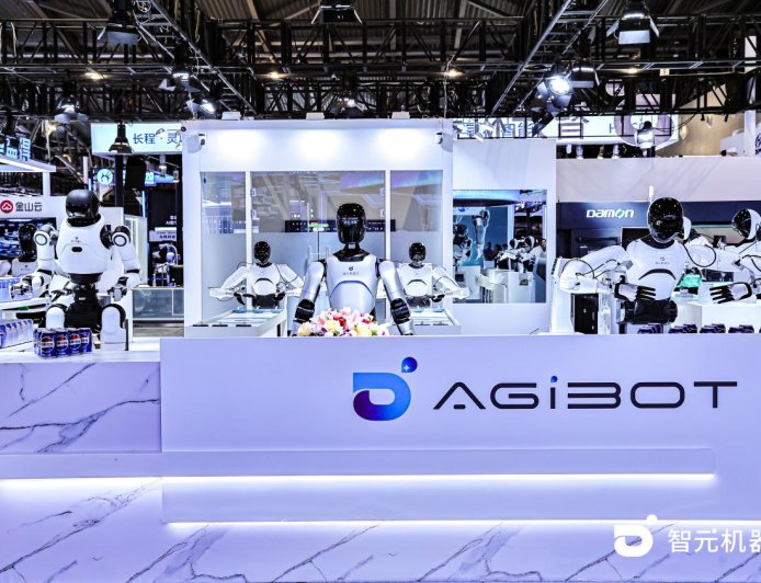 WAIC 2025 智元机器人组团出道：多形式联动交互引来围观打卡