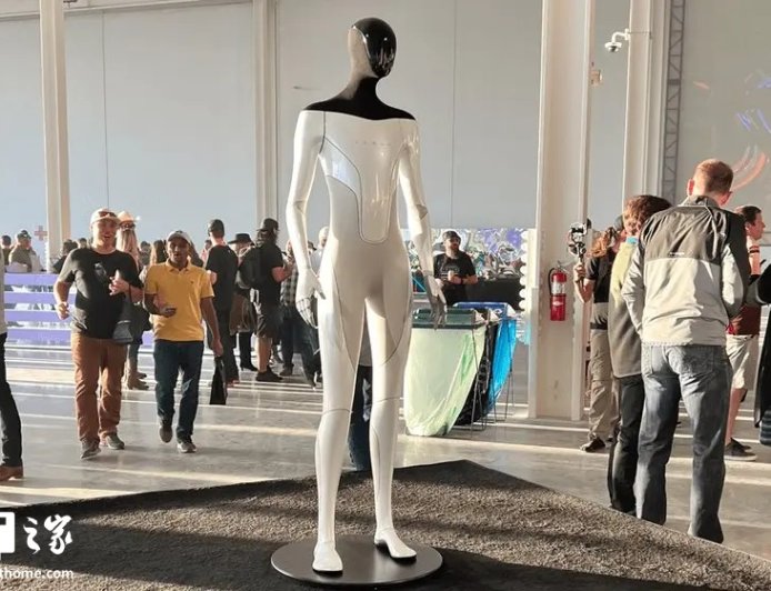 马斯克：特斯拉 Optimus 人形机器人量产版将采用全新 V3 设计，非常精致