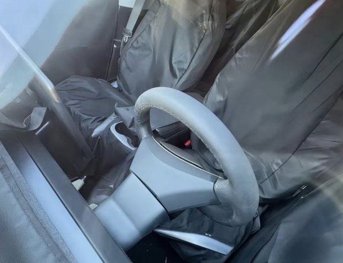 特斯拉“廉价版 Model Y”车型内饰首曝：取消全景玻璃天幕 / 贯穿灯带、移除后排屏幕