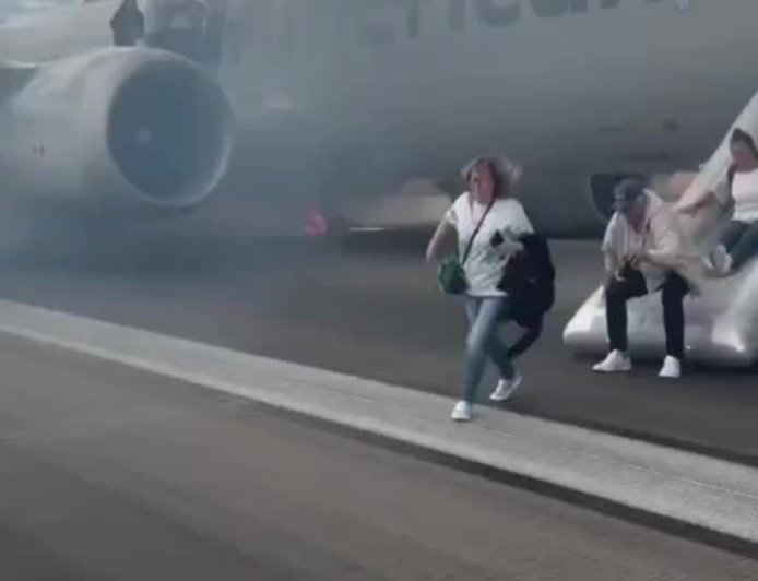 现场浓烟滚滚：美国航空一波音客机发生故障乘客紧急撤离，一人轻伤