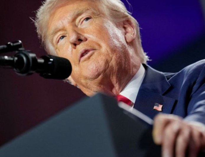 美国媒体如何报道一位指控前任叛国的总统？