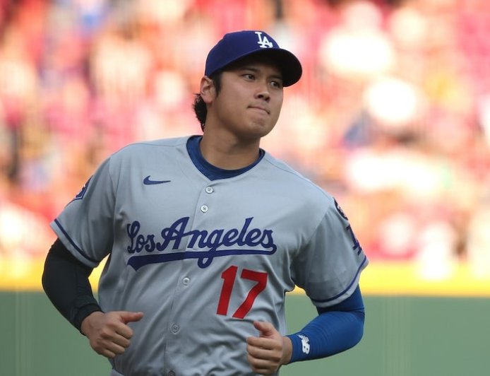Shohei Ohtani leaves Dodgers game as pitcher vs Reds, but returns to bat