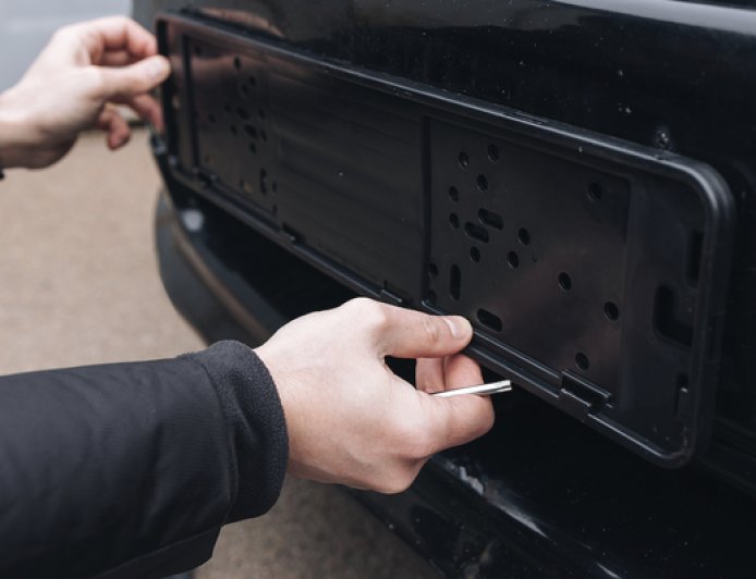 女子摇中“88888”车牌被传卖了280万元，涉事汽车经销商否认