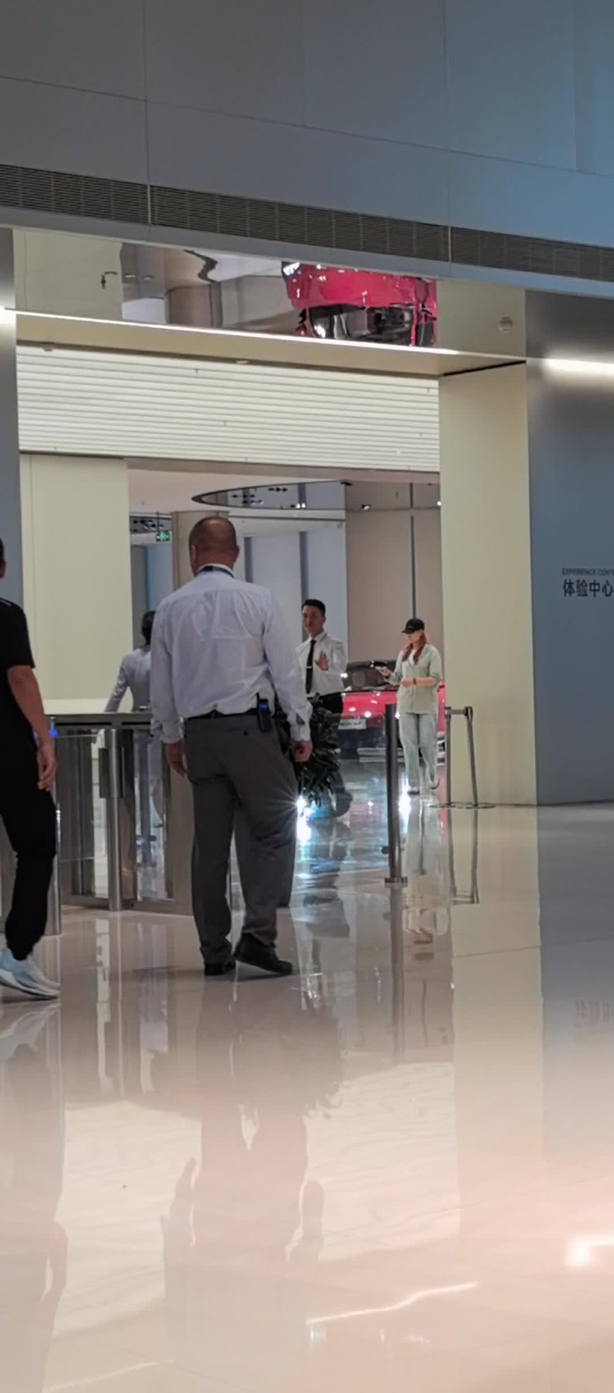 网传比亚迪 CEO 王传福现身小米汽车工厂,雷军亲自陪同