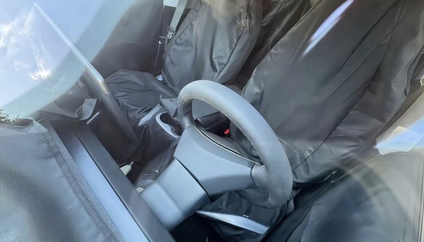 特斯拉“廉价版 Model Y”车型内饰首曝:取消全景玻璃天幕 / 贯穿灯带、移除后排屏幕