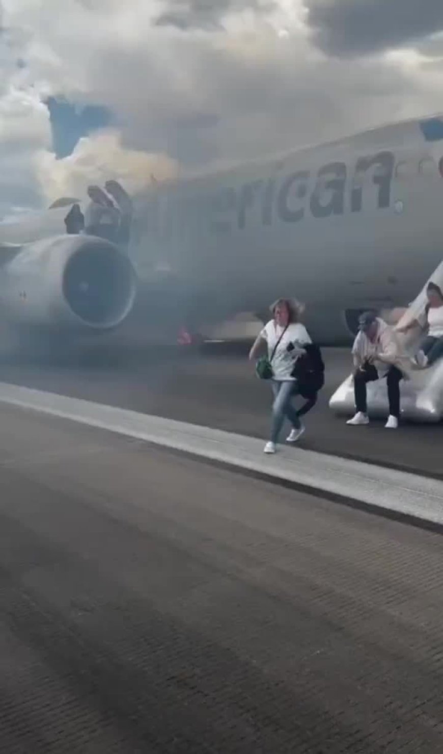 现场浓烟滚滚:美国航空一波音客机发生故障乘客紧急撤离,一人轻伤