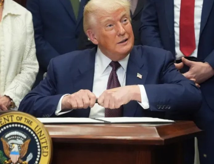 与俄罗斯的口水仗升级：特朗普下令部署两艘核潜艇