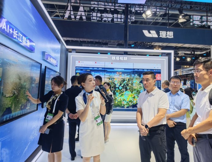 世界人工智能大会：初创公司少了，央企亲自下场，机器人还在找“活路”