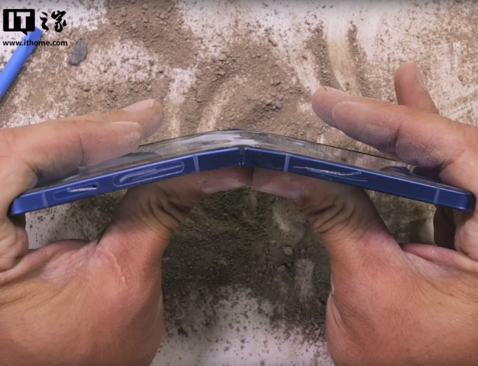 三星 Galaxy Z Flip7 手机通过“弯曲测试”，但内屏易刮花