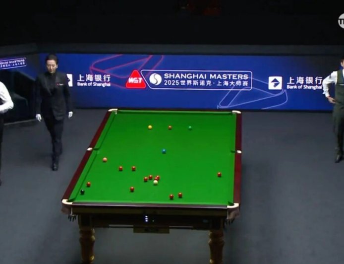 ‘Not good for the fans’ – Snooker rivals walk out of arena mid-frame as semi-final match is bizarrely suspended