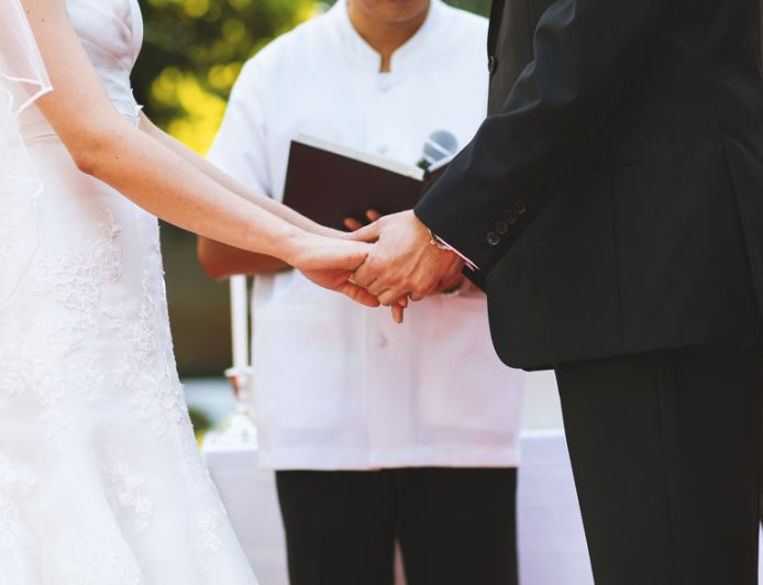 從小住一起長大! 女發現「親爸和繼姊結婚」崩潰:已經懷孕了
