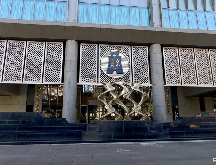 鋼鐵大亨私生女掀遺產稅大變革 勤業眾信拆解「贈與大老婆」修法