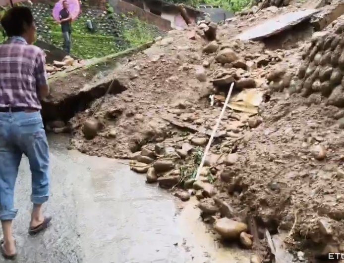恐怖畫面曝！員林山區嚴重土石流　民宅險掉落邊坡